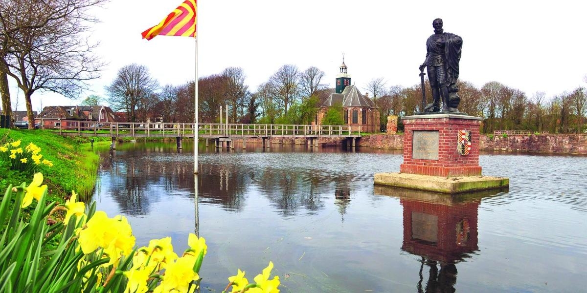 Beeld van Lamoraal van Egmond op de Slotruïne